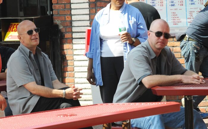 Bruce Willis and his "double" on the movie set.