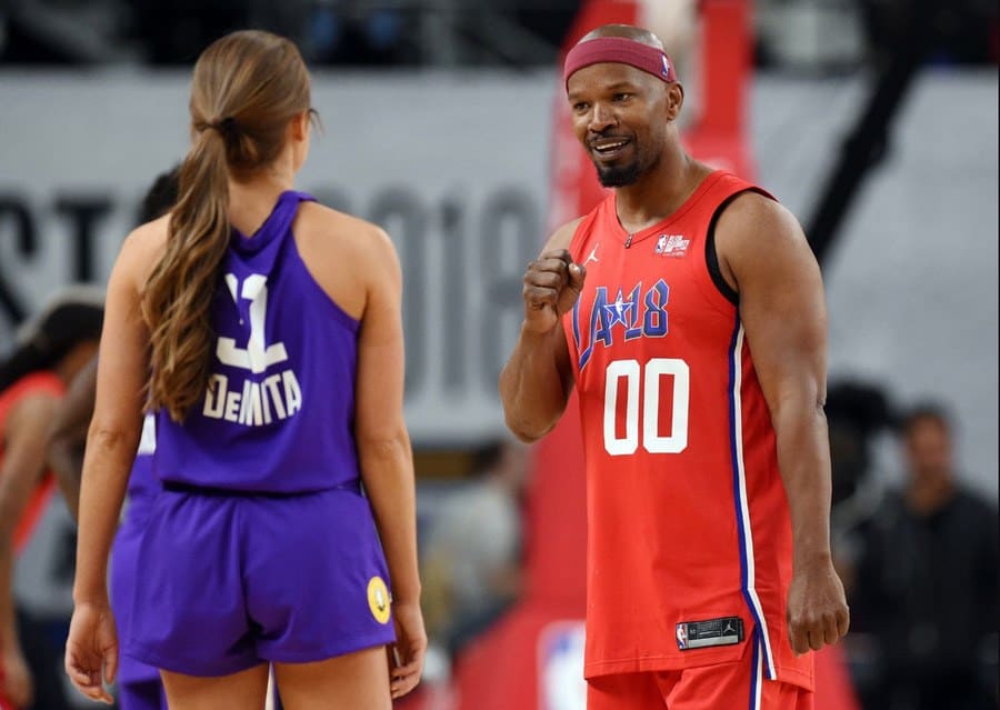 Photo of Jamie Foxx talking to Rachel DeMita during the NBA All-Star celebrity basketball game in LA.