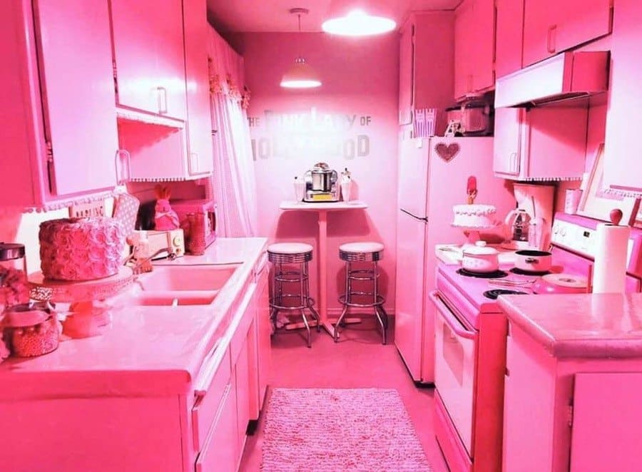 Kitten Kay Sera's fully pink kitchen with pink accessories and a pink cake 