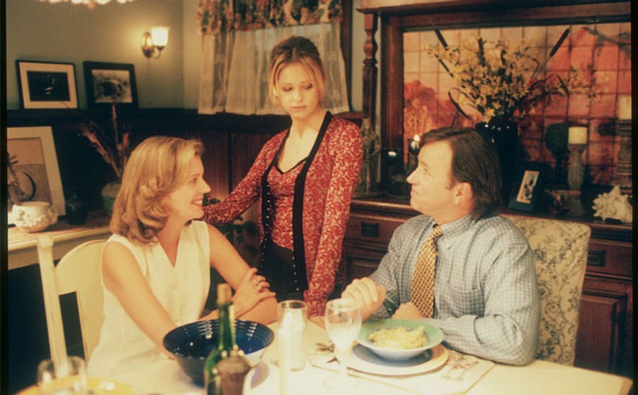 Sarah Michelle Gellar with her on-screen mother, Kristine Sutherland and John Ritter, who are at the table eating dinner