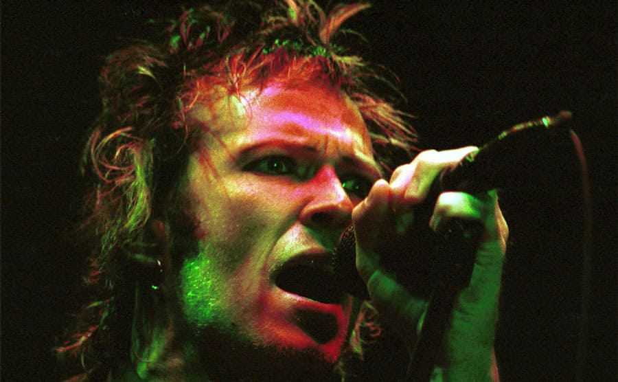 Scott Weiland performing