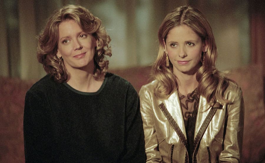 Kristine Sutherland and Sarah Michelle Gellar posing in the living room