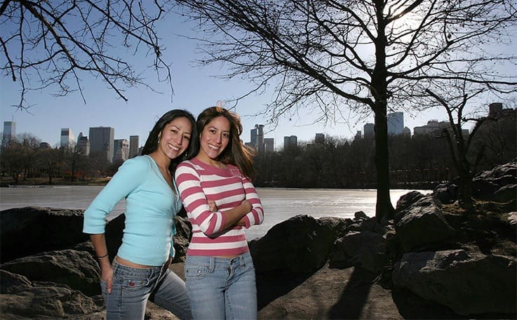 Tamara Rabi and Adriana Scott posing in New York in front of the water