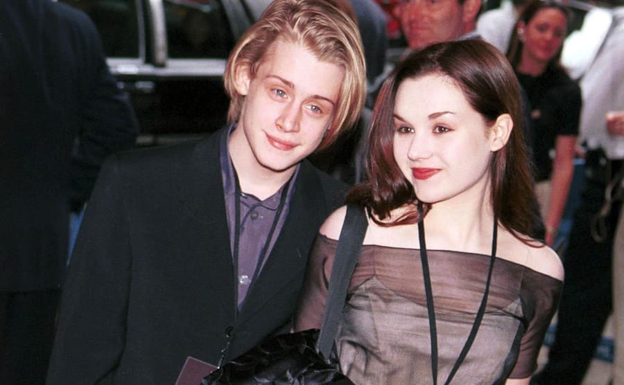 Macaulay Culkin and Rachel Miner on the red carpet 1999