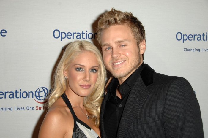 Heidi Montag and Spencer Pratt posing for a couple picture