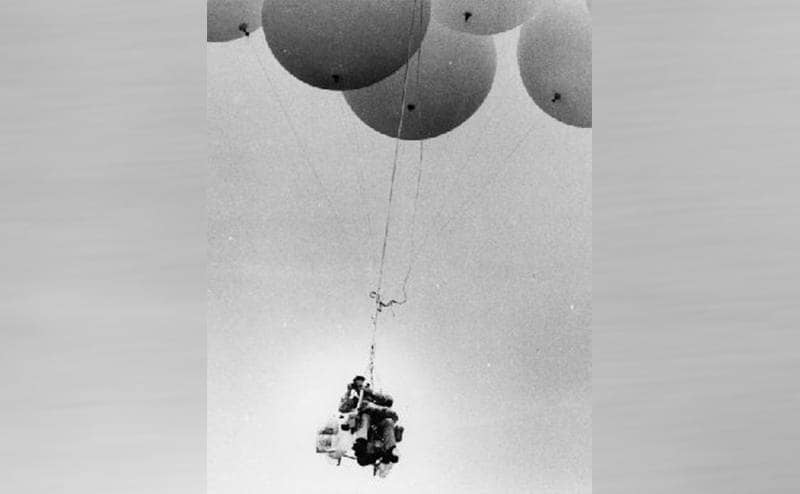 Lawn Chair Larry up in the sky