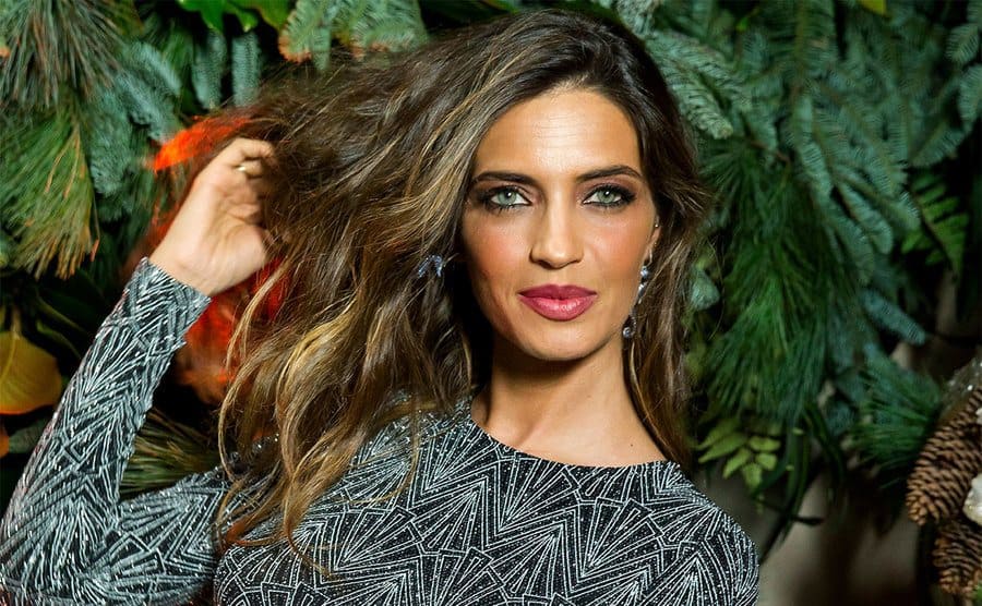 Sara Carbonero waving her hair