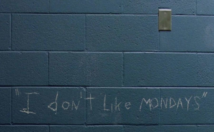 ‘I don’t like Monday’s’ writte on a blue brick wall