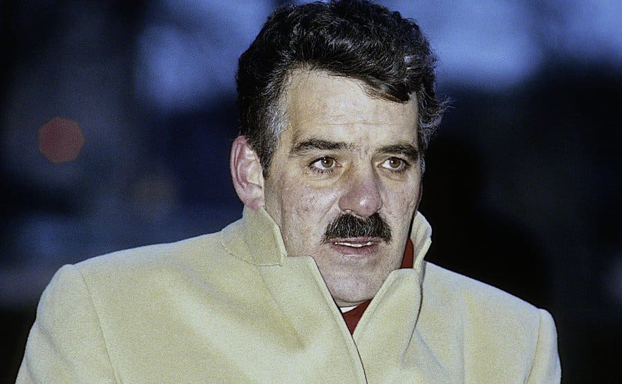 Dennis Farina as Joe Fontana walking through the street