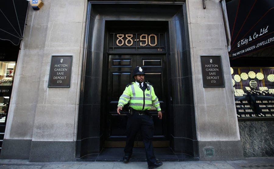 A police officer emerges from a Hatton Garden safe deposit centre on April 7, 2015.
