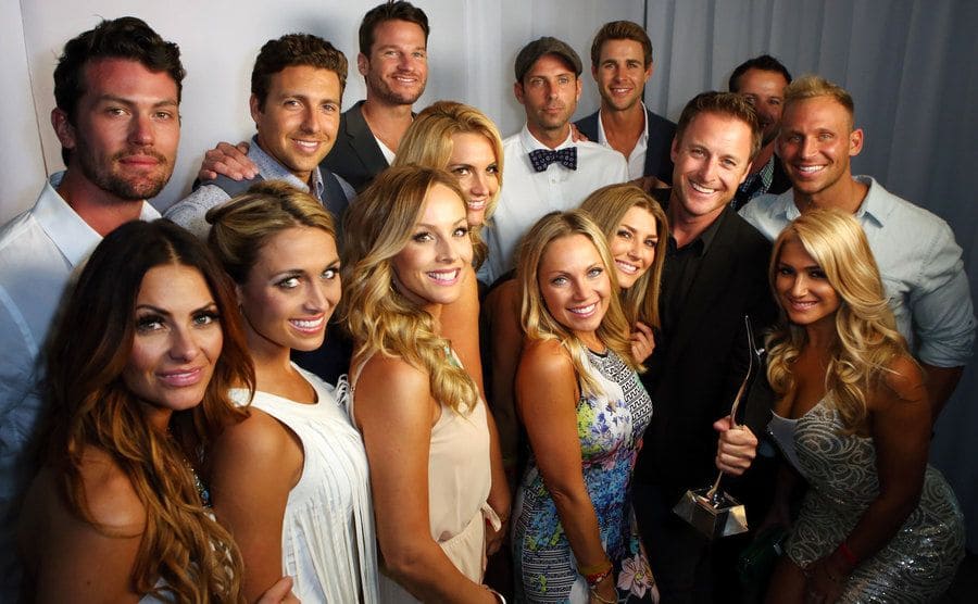 The cast of the Bachelor and Bachelorette posing with Chris Harrison 