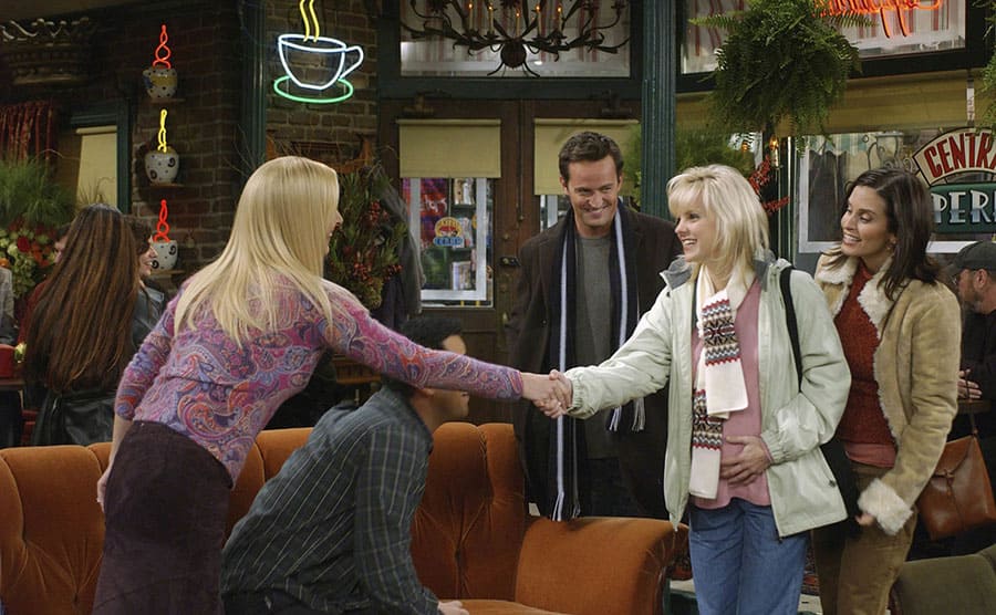 Lisa Kudrow shaking Anna Faris’ hand in the coffee shop 