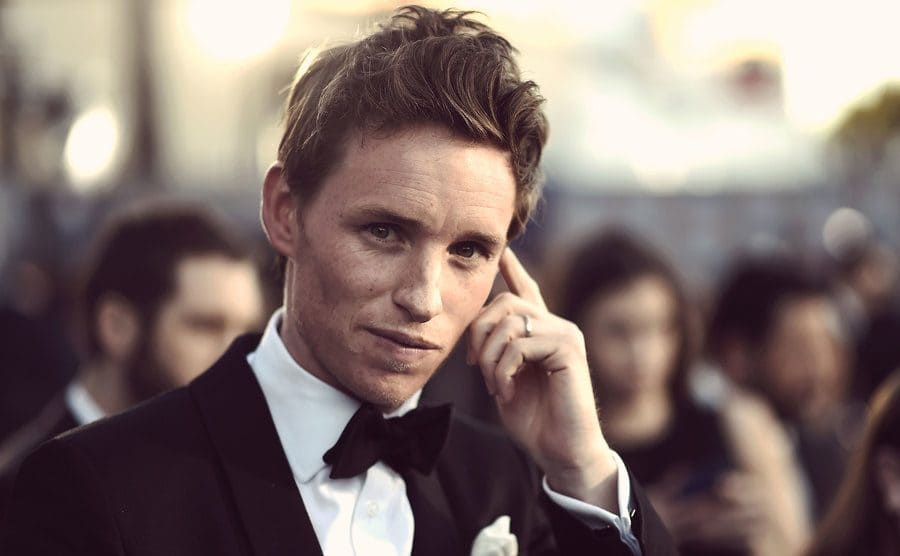 Eddie Redmayne posing on the red carpet