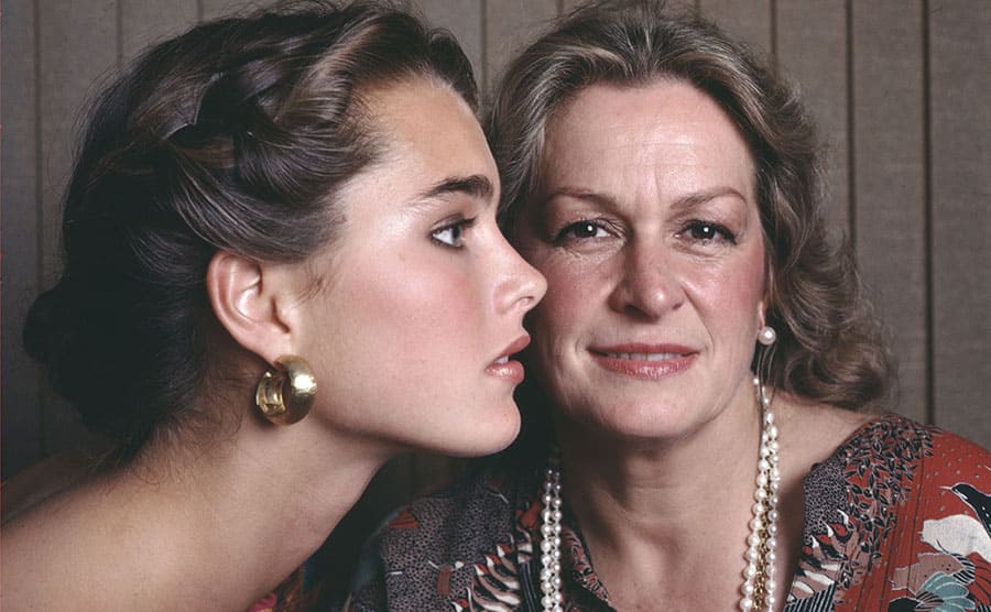 Brooke Shields posing in front of her mother for a photograph