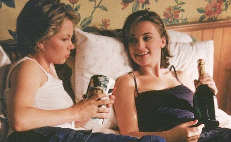 Michelle Williams and Monica Keena sitting on the bed gossiping