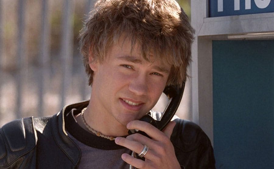 Chad Michael Murray on a payphone in a scene from Dawson’s Creek