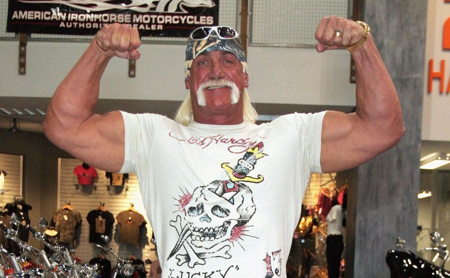 Hulk Hogan flexing 