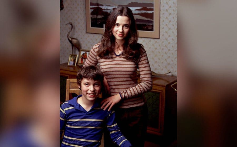 Linda Cardellini and John Francis Daley, as Lindsay and Sam Weir.