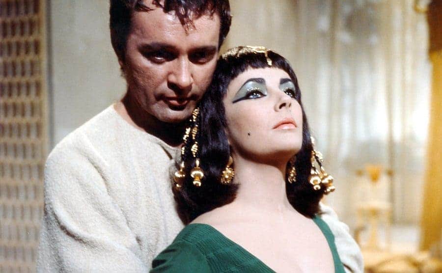 Richard Burton holds Elizabeth Taylor’s character, Cleopatra, in a movie scene.