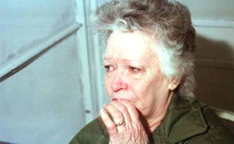 A crying Betty Lou sits in prison.