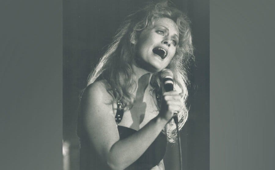 Beverly D’Angelo sings onstage.