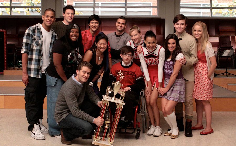 The cast of Glee posing for a publicity still.