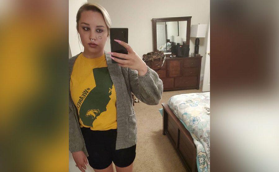 A mirror selfie of Amanda Bynes at home.