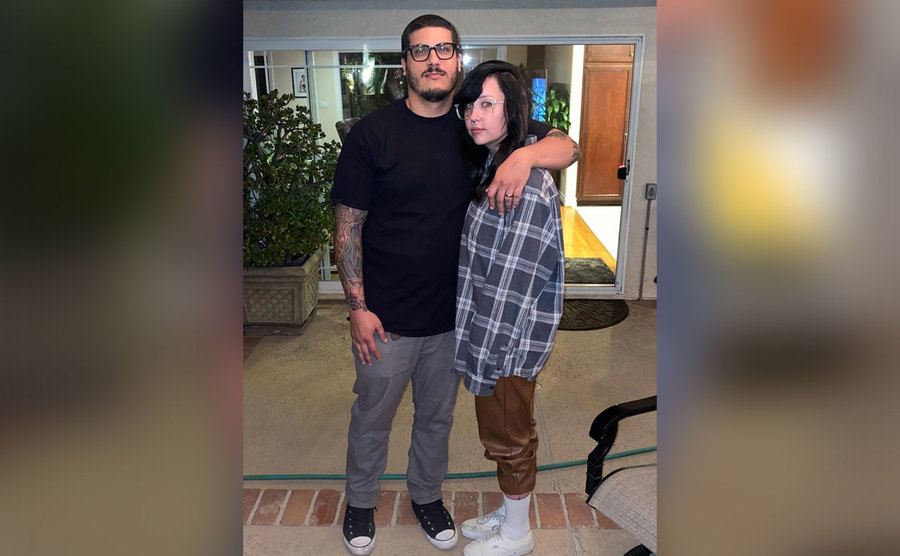 Amanda and her fiancé pose together.