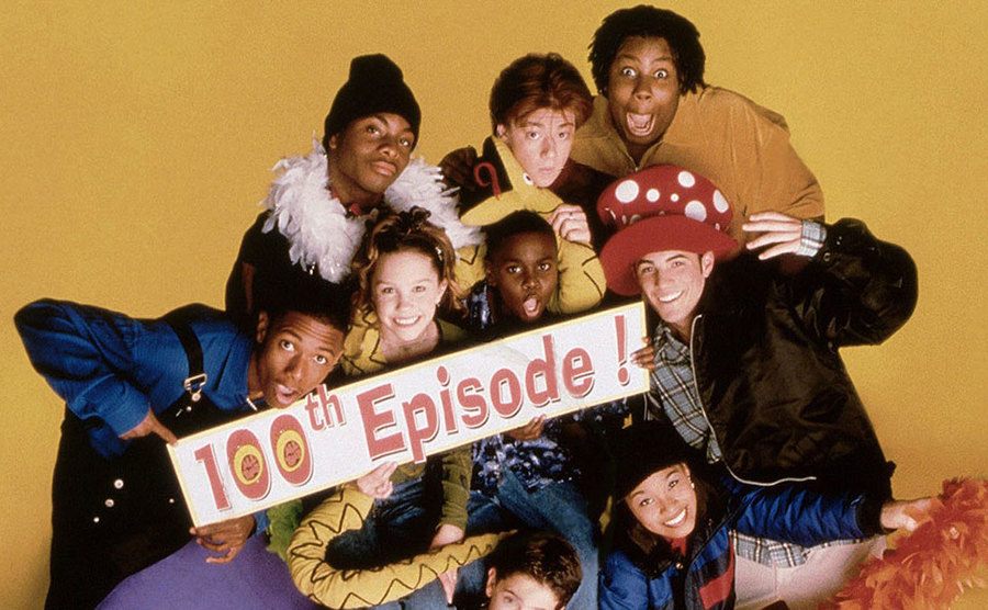 Nick Cannon, Amanda Bynes, and ‘All That’ cast pose for a group photo.