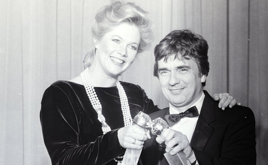Kathleen Turner and Dudley Moore pose with their Golden Globe Awards.