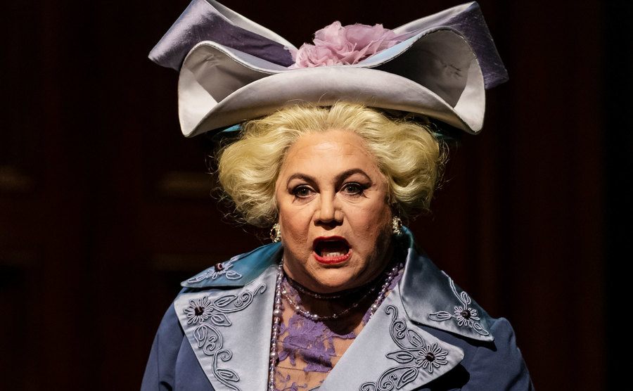 Kathleen Turner impersonates a Dutchess on stage.