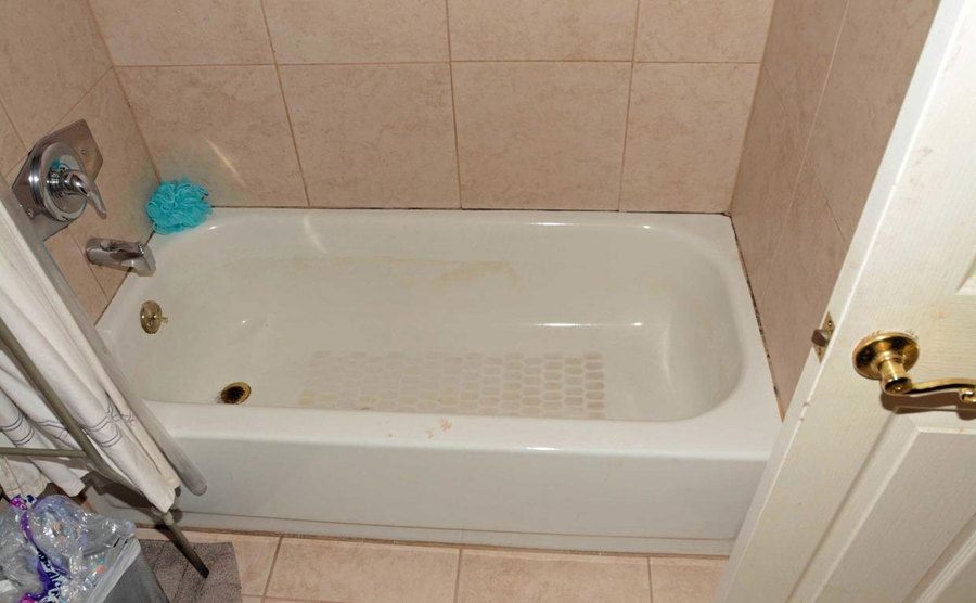 A picture of the bathtub where Shanti was found.