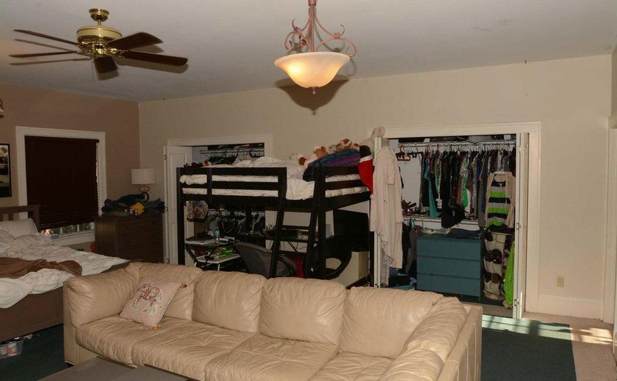 A photo of the small apartment above the garage.