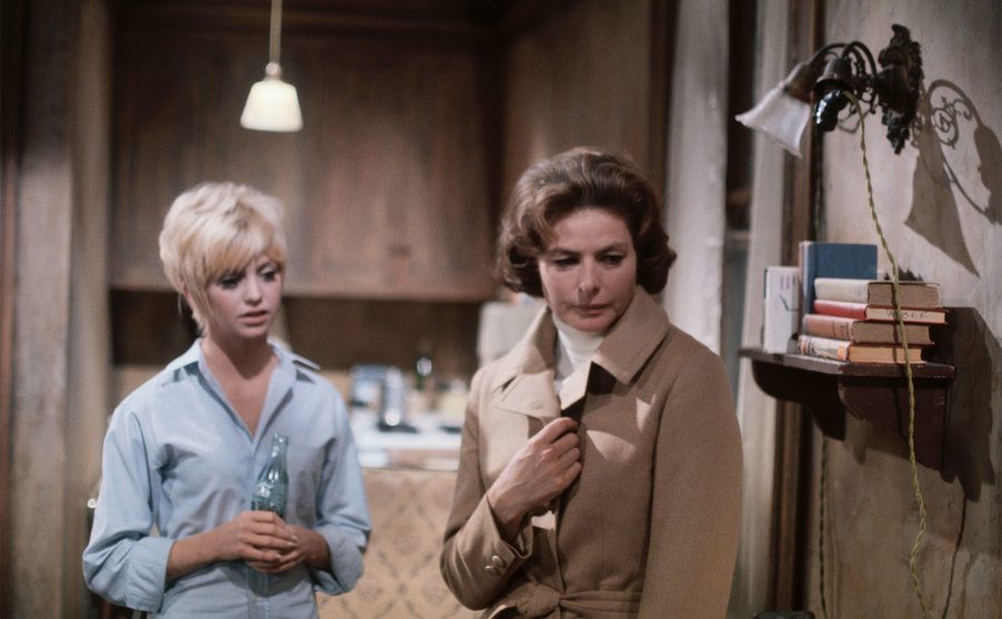 Ingrid Bergman and Goldie Hawn are on the set of Cactus Flower.