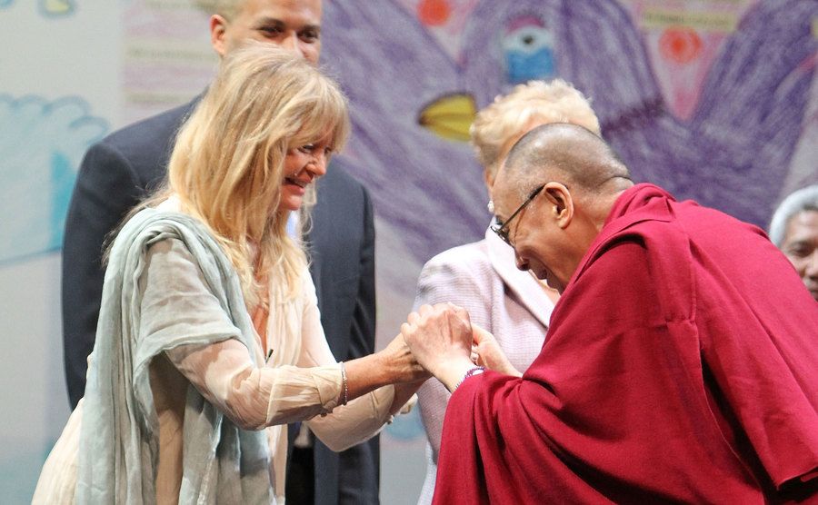 Goldie Hawn greets the Dalai Lama.
