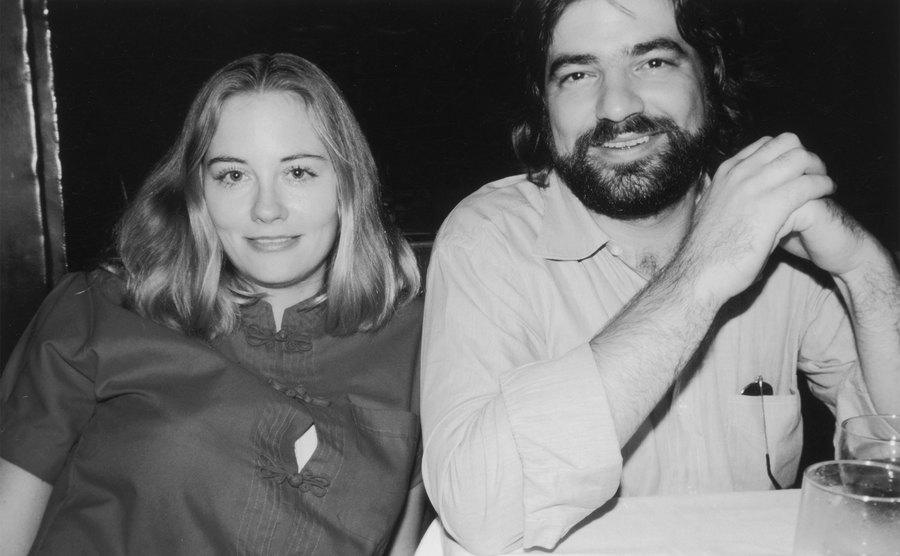 Cybill Shepherd and David Ford are having dinner in a restaurant.