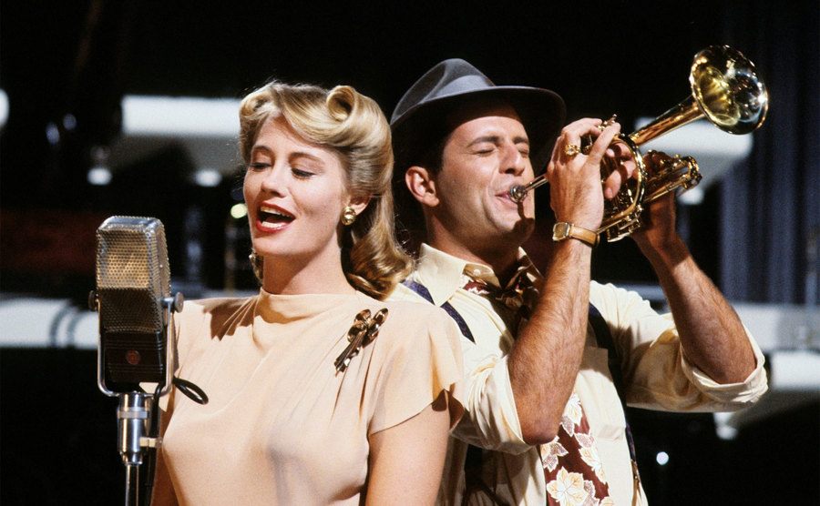 Bruce Willis and Cybill Shepherd in a scene from Moonlighting.