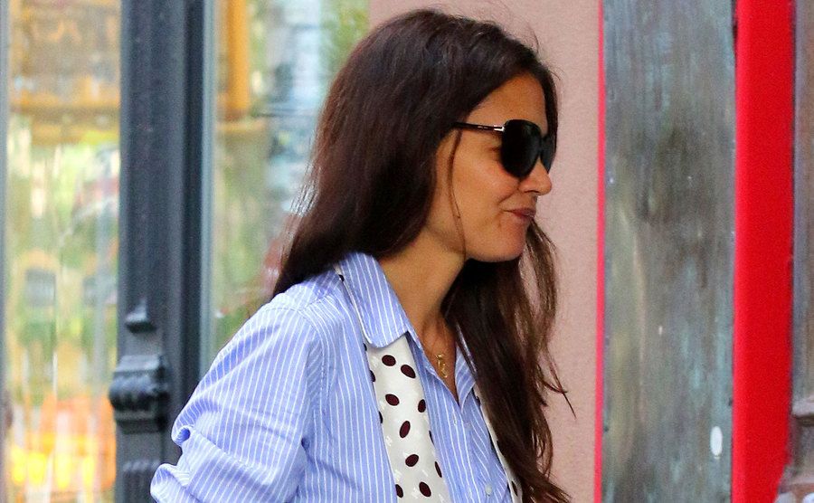 A picture of Katie Holmes at a restaurant.