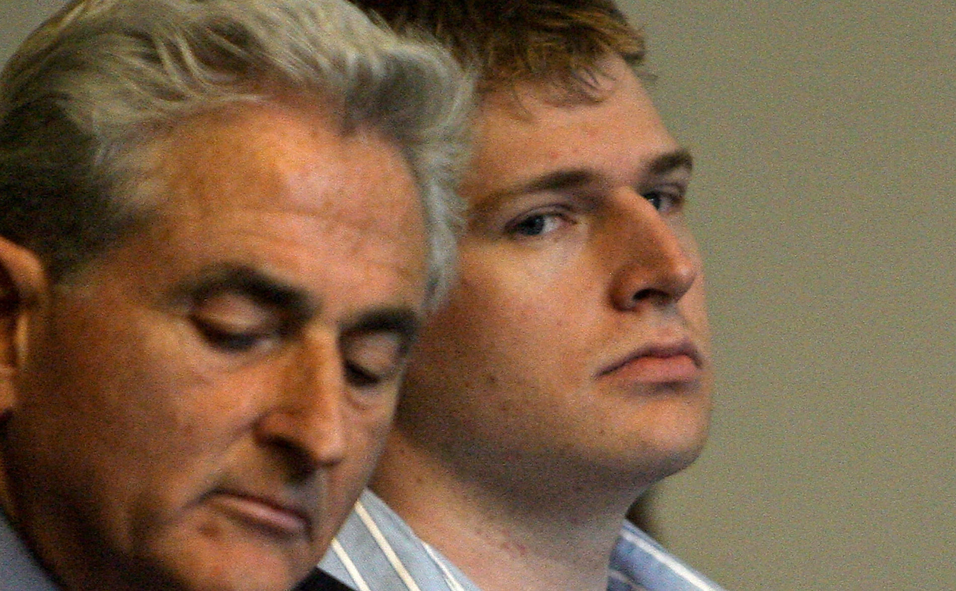 An image of Philip Markoff sitting with his lawyer in court.