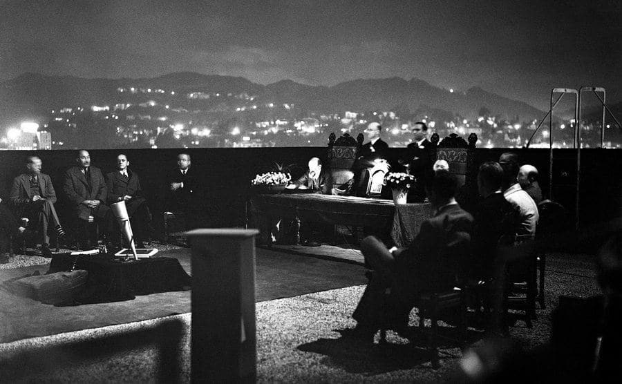 A photo of Houdini’s widow's spiritual meeting.