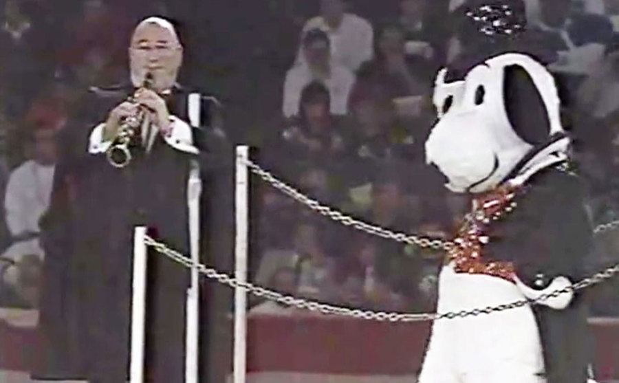 Pete Fountain performs alongside Snoopy during the halftime show.