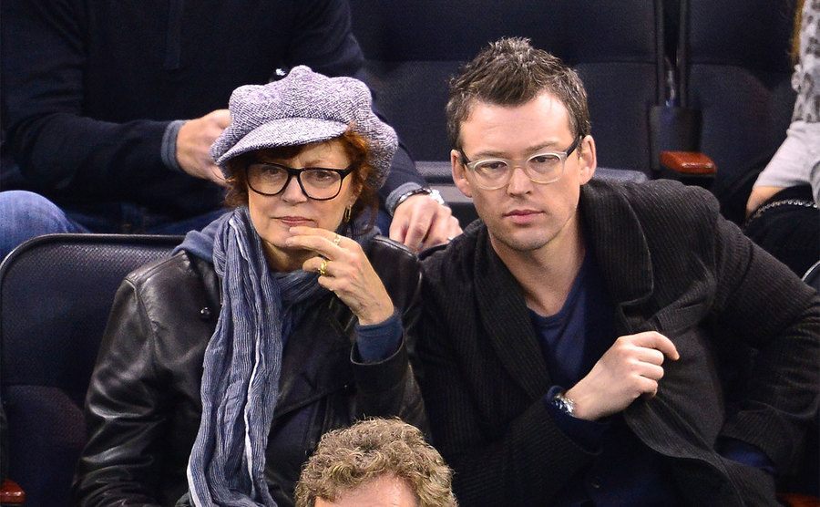 Susan Sarandon and Jonathan Bricklin attend a basketball game.