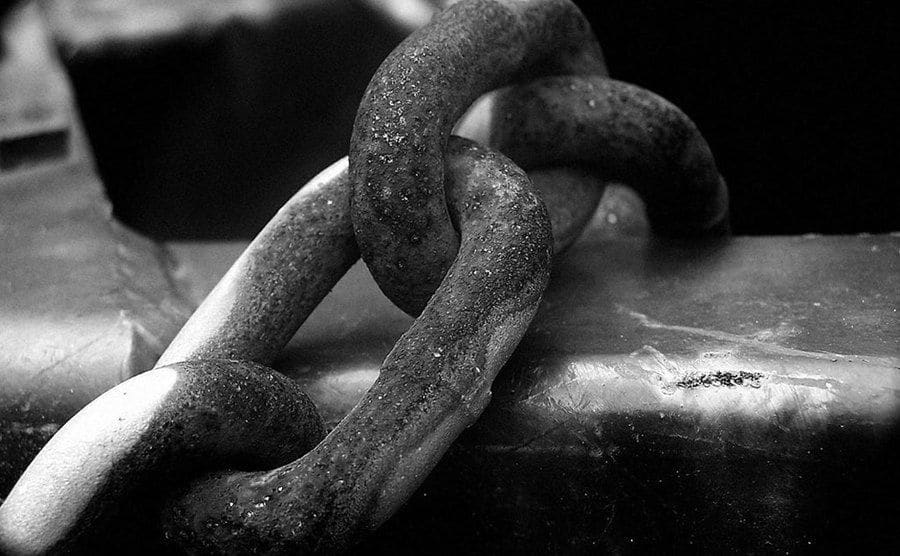 A photo of an iron chain.