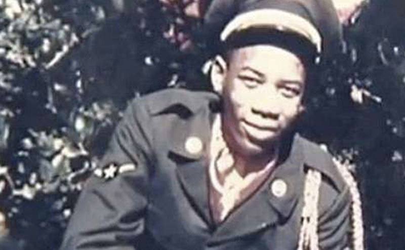 A dated picture of Morgan Freeman in a U.S. military uniform.