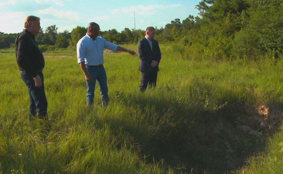 A photo of Sosa and police officers at his “dig site.” 