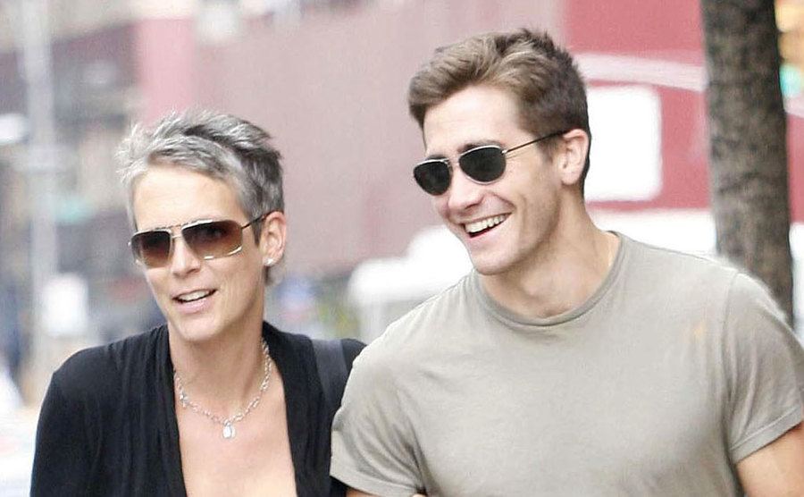 Jamie Lee Curtis and Jake Gyllenhaal walk down the street.