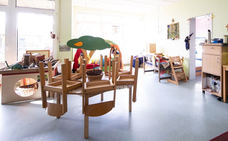A photo of an empty classroom.