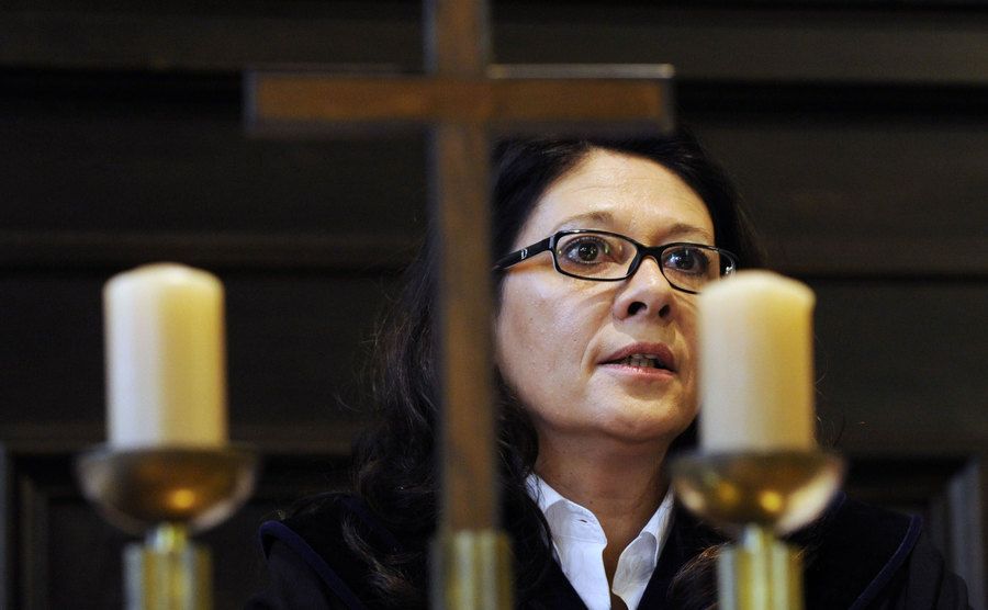 A picture of the judge in the courtroom.