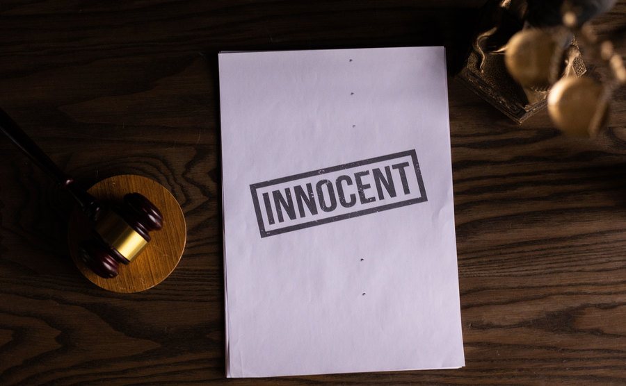 A paper in a judge’s table with the word Innocent.