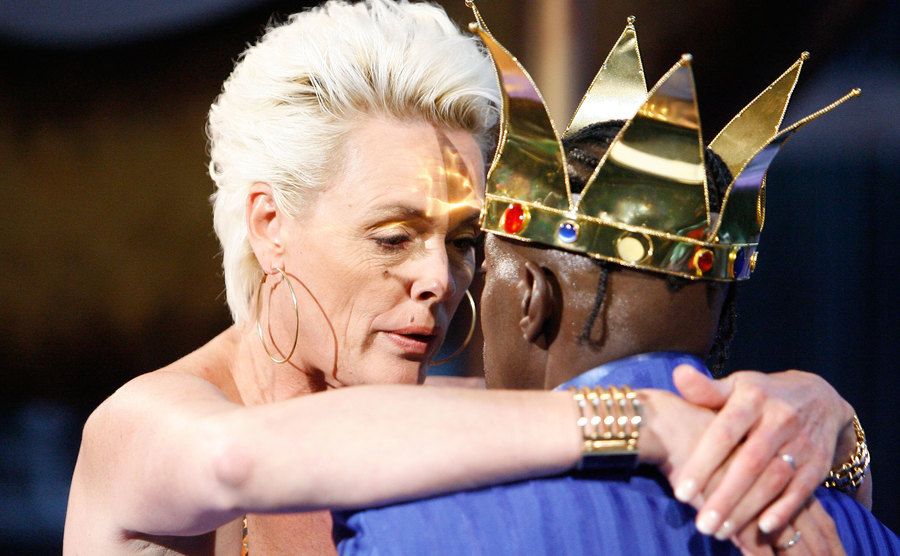 Nielsen and Flav embrace each other on stage.